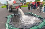 Testen waterdoorlatend asfalt en snelle opname door bollenfundering
